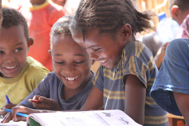 SUDAN Kinder lachen Schule ELVIS Engagement