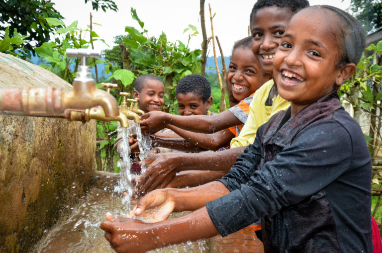 In Äthiopien, Gewata freuen sich diese Kinder über frisches Wasser auf einem Brunnen, den World Vision errichtet hat.